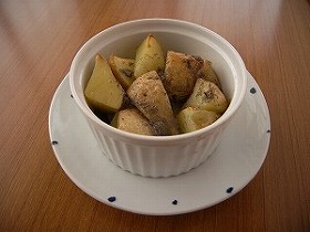 塩辛ポテト～茹でたてふかしたての芋にオリーブ油＋刻みニンニク＋塩辛を炒めたソースを直接かけたり、フライパンで軽くからめる。